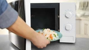 Forno a microonde, lo hai sempre usato nel modo sbagliato I I trucchetti per risparmiare energia sono una svolta